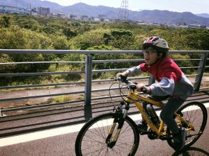 今年單車環島除了國中青草的孩子，還有幾位第一次環島的小六小勇士們！我們從認識單車結構、哨音練習、修車技術一步步練習，緊張又興奮地迎來我們的第一次團體車訓！運動神經很好的小予，一路神勇，很快適應車隊的速度，小易的單車龍頭小小卡住，但還是很奮力的完成整趟旅程，平常不愛運動的小折，騎到腰痛還有學姊愛的按摩，個頭嬌小的小愷，與高大的腳踏車奮戰練習單車最重要的恆毅力！ | 小草書屋∞青草職能學苑