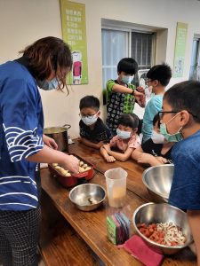 小草廚房這回做了什麼食物呢？我們來點提示，提示一：來自Osaka，提示二：是庶民人氣小吃，提示三：趁熱吃最好吃是章魚燒！ | 小草書屋∞青草職能學苑