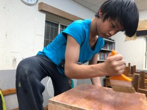 這學期小草股份有限公司可是接到大案子！我們和致力改善台灣空間美感的「幸福空間 Gorgeous Space」一起合作，為炎炎夏日總是熱得不得了的書屋裝上窗簾，抵抗酷暑的同時，也讓學生們練練手藝，學習木工基本技術。謝謝幸福空間邀請專業的師傅們，木工大師：源木結構 | 窗簾專家：藝兆窗飾織品有限公司；護木油和油漆贊助商：KEIM德國凱恩礦物塗料 | 小草書屋∞青草職能學苑