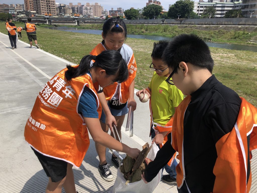 身為三峽人的青草孩子，每天沿著三峽河岸走路到書屋吃晚餐，這條映著夕陽餘暉的河岸，是我們最熟悉的風景。說到淨山海，怎麼能漏掉三峽河呢！ | 小草書屋∞青草職能學苑