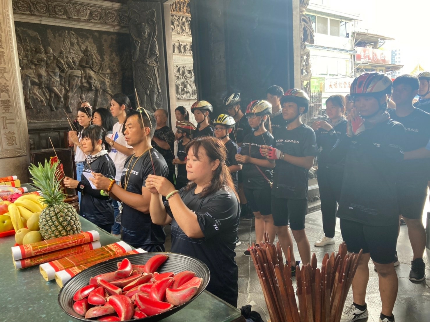 遠遊，是為了找到回家的路，本日行程：新北三峽騎到苗栗白沙屯，草友友們，我們一起幫環島隊加油！「Go～Go～GoGoGo～Fighting!!」，每到環島隊出門在即，跟清水祖師爺請安是例行要事，青草與老師們一行平安，是我們最大的盼望。 | 小草書屋∞青草職能學苑