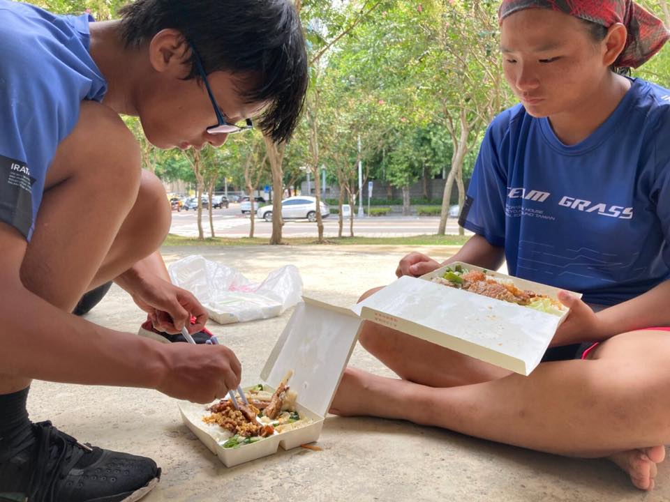 環島第十天，今天進花蓮！本日行程：☆台東都蘭到花蓮靜浦，由台東都蘭到花蓮靜浦，有壯闊高山和海天美景，伴青草前行！人的身體70%由水組成，而環島小將們每天日曬雨淋，最需要補充的東西就是水分！榮譽的象徵，紀念章記錄著環島勇士們的旅程，也象徵著他們的毅力！ | 小草書屋∞青草職能學苑