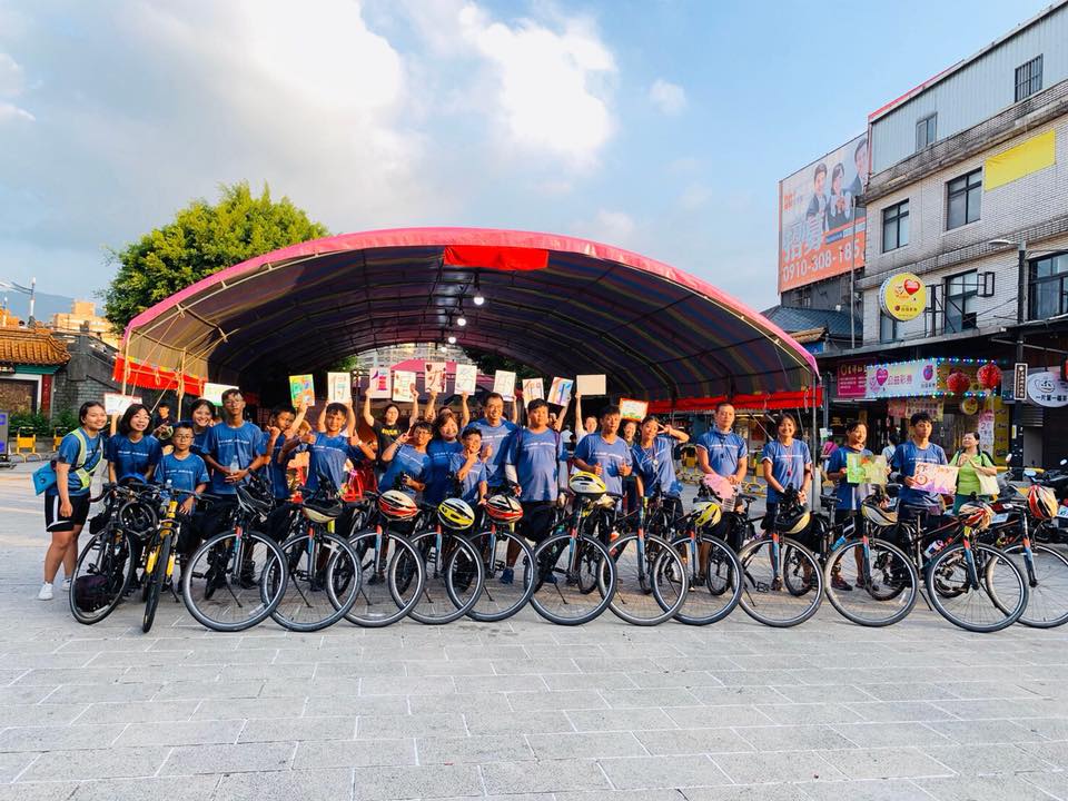 本日行程：基隆市區到新北三峽，就在今天青草勇士們完成了環島旅程，平安的回到三峽，感謝全體人員的努力，以及祖師爺的庇佑！謝謝最強主持人與小草老師們的籌劃，在過程中深深感受孩子們的成長，就像一隻隻小龍蝦在努力長大的過程中，都必須承受茁壯的痛，才能長出堅硬的殼。 | 小草書屋∞青草職能學苑