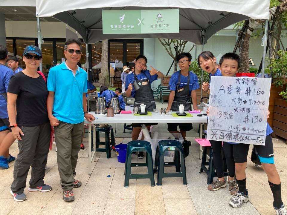 本日行程：苗栗白沙屯騎到台中市區，今天青草的戰士們一早從白沙屯前往下一個戰場台中！途中遇到的暴雨，澆不息我們環島的熱情！下午來到台中老虎城購物中心擺攤，環島車隊用濃濃咖啡香和認真樸實的理髮技術吸引了許多人客的到來～明天即將前往雞肉飯的故鄉「嘉義」，有在路上看到我們的鄉親，不妨熱情的跟我們打招呼喔！！！ | 小草書屋∞青草職能學苑