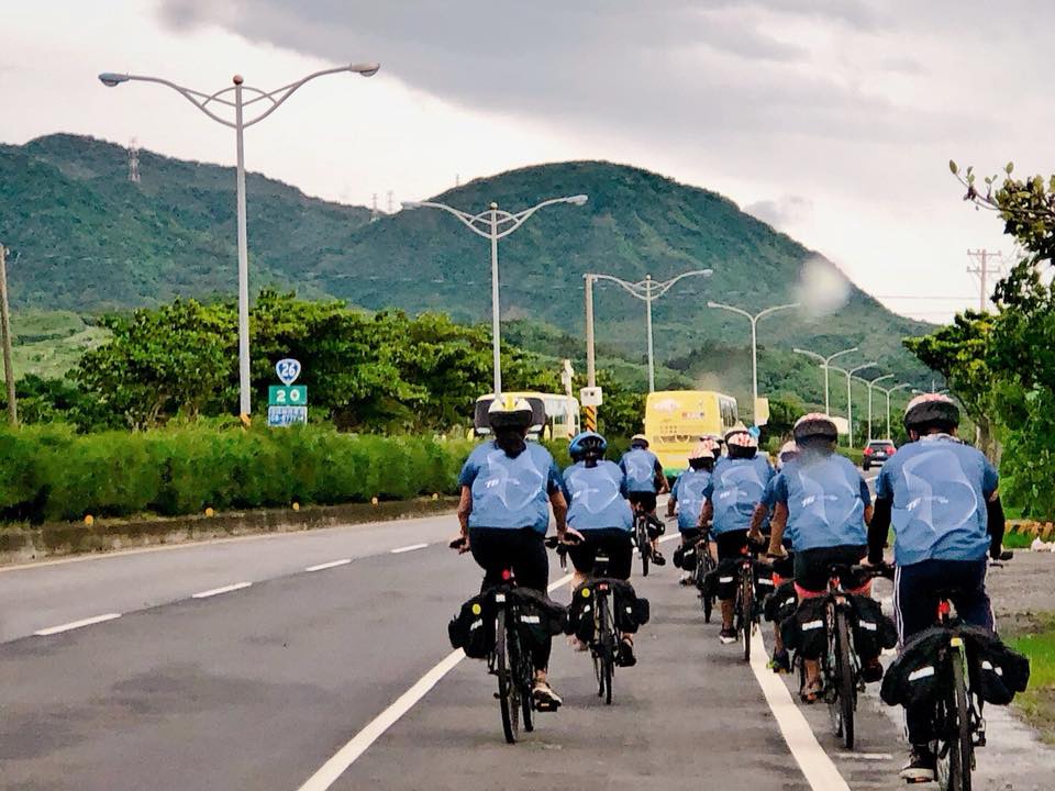 前有車隊，減速慢行，本日行程：屏東林邊到屏東墾丁，環島隊的足跡首次進到台灣的最南端墾丁，屏東欸鄉親，里厚！屏東的草友友，南部的太陽，真的是很熱情呀！孩子們最期待的行程之一就是海生館了海豚、鯨魚、企鵝、海豹…各種可愛生物讓人真不想離開惹～～ | 小草書屋∞青草職能學苑