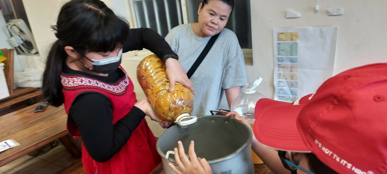 社區阿嬤的生活智慧來自歲月累積的經驗，去挖掘就是小草們可以學習的老師，趁寒假我們邀請孩子的阿嬤來上課。小草兒跟阿嬤拾起吃完橘子後的橘皮，用95％酒精浸泡一周的橘皮精油，加入鹽增稠，蘇打粉與酒精增加清潔力，椰子起泡劑協助清潔劑與油污的接觸面積，做出每天吃完飯後，碗筷的清潔幫手，阿嬤的經驗傳承，小草又get到了！ | 小草書屋∞青草職能學苑