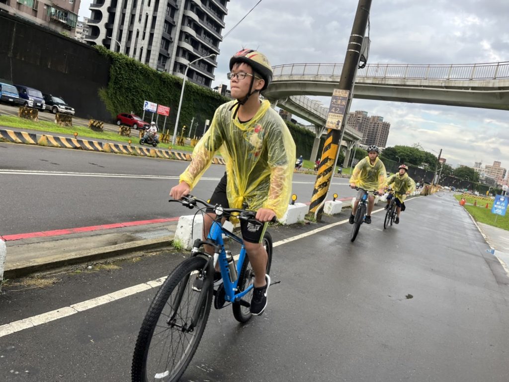 「今年暑假我們想完成單車環島的夢想。」想要解決孩子的問題，培養孩子問題解決能力，就要將問題拋回去給他們。當我們給予孩子支持、當我們允許孩子犯錯以及當我們給予孩子選擇權，擁有選擇權是讓孩子學習成長重要的一步，引導孩子獨立思考，想要完成的目標，由他們自己做的決定，也是為自己的決定負責的第一步。 | 小草書屋∞青草職能學苑