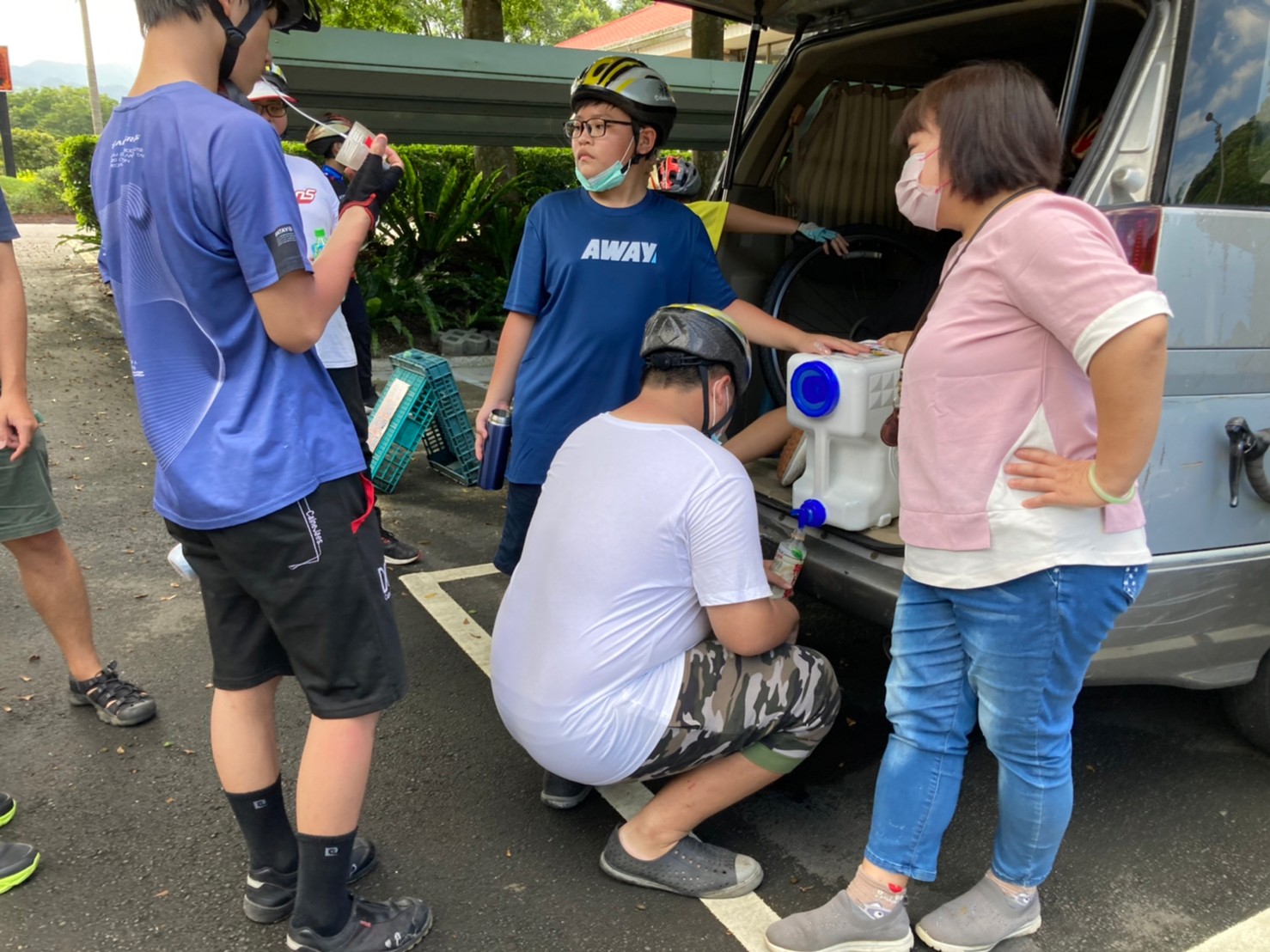 經過青草全體成員的共同決議，我們決定持續完成我們的單車環島圓夢計畫，既然已經下定決心，那該確實完成的準備工作可是不能少。確實鍛鍊體能、練習團隊騎車默契、事前路線車輛器材準備，都需要青草單車團全體成員的共同執行。練默契最有效的方法就是車訓，在每一次的車訓中，不僅僅是熟悉團體騎車的手勢與哨音，也是彼此互相照顧、互相磨合的重要時機。 | 小草書屋∞青草職能學苑