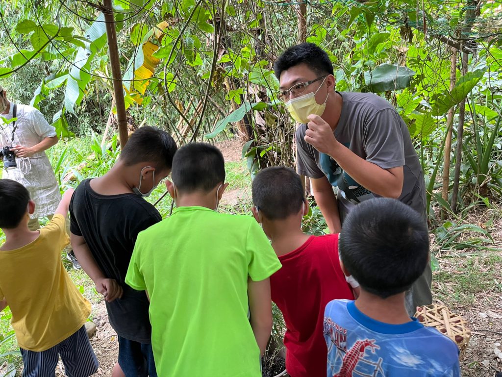 囝仔來呷茶—山林中的茶席，從三峽的家鄉茶為起點學習採茶與製茶，了解了台灣茶，延伸到世界經典茶，體驗世界不同喝茶文化，都有其特別且有趣之處。環島目標是嘗遍各地美食。出發前青草的環島目標宣言，青草孩子們期待著想把台灣各地的美食吃遍遍。七娘媽的守護在現代商業化的社會中，「七夕」儼然成為了情人節的另一個代名詞，但其實在台灣傳統信仰裡，農曆七月七日是「七娘媽——織女」的生日。 | 小草書屋∞青草職能學苑