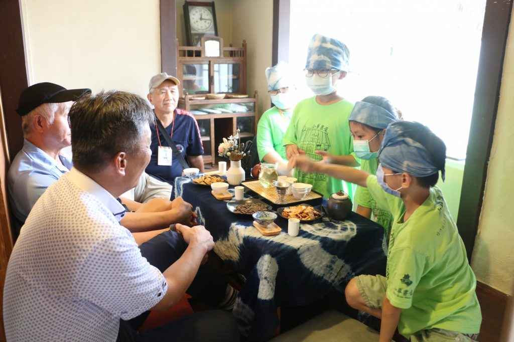 囝仔來呷茶—山林中的茶席，從三峽的家鄉茶為起點學習採茶與製茶，了解了台灣茶，延伸到世界經典茶，體驗世界不同喝茶文化，都有其特別且有趣之處。環島目標是嘗遍各地美食。出發前青草的環島目標宣言，青草孩子們期待著想把台灣各地的美食吃遍遍。七娘媽的守護在現代商業化的社會中，「七夕」儼然成為了情人節的另一個代名詞，但其實在台灣傳統信仰裡，農曆七月七日是「七娘媽——織女」的生日。 | 小草書屋∞青草職能學苑