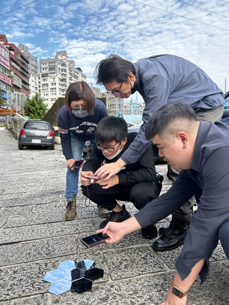 今年寒假，青草迎來第一次攝影課，由文曄教育基金會所執行的「遠鄉閃閃攝影計畫」首次踏出校園來到三峽，為孩子量身打造兩天的攝影課程，這次，我們玩了許多以往沒有想過的攝影方法，孩子們所拍出的作品，也讓大家都讚嘆連連。 | 小草書屋∞青草職能學苑