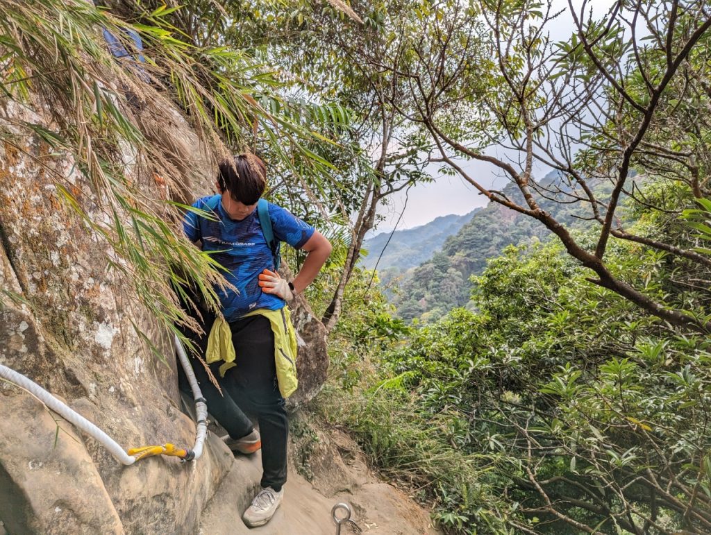 「不管選擇哪一條路，可以爬到目地的都是好路，選你喜歡的，踩穩向前就好！」週六我們踏上了北部三大岩場之一的 「五寮尖山」，也是距離青草教室20分鐘車程的三峽大山。對於青草們來說，是一個全新的挑戰，陡峭的石梯、需要雙手抓繩才能降落的峭壁、雙腳踏穩才能前行的石頭路、只能一人行走下方是懸崖的道路等，深深感受到在山面前學習害怕、成長、失敗、謙卑與給予。 | 小草書屋∞青草職能學苑