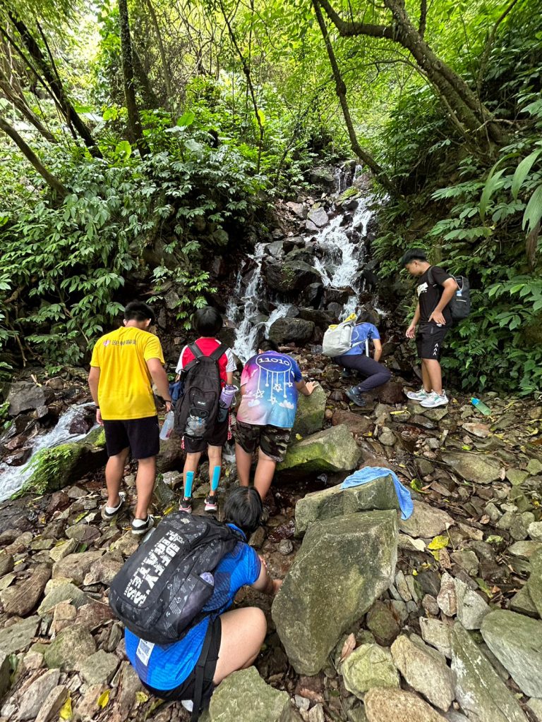 上週四、週五是青草兩天一夜的圓夢計劃行前訓練，這次老師們化身成麻瓜，全程由青草們帶領，在不使用手機的情況下，想辦法完成任務，抵達終點。這次的訓練除了體能上的，青草們訪問在龍山寺參拜的民眾，聆聽他們與當地的小故事、來此參拜的原因。第二天訓練來到陽明山的魚路古道散散步，青草們在山中也會適時停下腳步，觀察身旁動植物，用心感受大自然的美。最後青草們帶著老師抵達金山老街，吃過晚餐後返回三峽青草教室，圓滿結束兩天一夜紮實的訓練。 | 小草書屋∞青草職能學苑