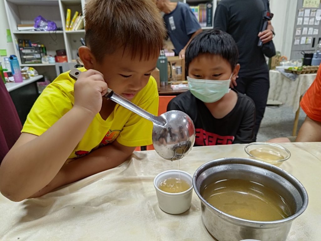 上週的食農教育課豐富精彩～孩子們一起做暴打檸檬茶和愛玉，「暴打」的過程舒壓有趣，搓揉愛玉有眉角，也不容易！孩子們分別使用甜羅勒、羅勒和聖羅勒製作不同料理。在使用植物前，也試著先觀察外觀與味道，練習用形容詞描述不同種羅勒的差異。最後一天，我們來認識「醃肉」原住民不同族的醃肉，名稱不同，做法與食材也不同，與客家鹹豬肉的差異是能否生食。大家都覺得真是太神奇了，豬肉竟然可以不透過烹調就食用，原來這就叫做「熟成」啊！ | 小草書屋∞青草職能學苑