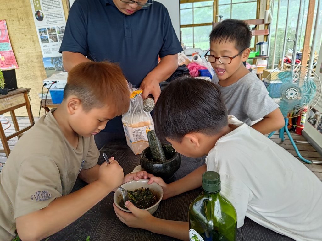 上週的食農教育課豐富精彩～孩子們一起做暴打檸檬茶和愛玉，「暴打」的過程舒壓有趣，搓揉愛玉有眉角，也不容易！孩子們分別使用甜羅勒、羅勒和聖羅勒製作不同料理。在使用植物前，也試著先觀察外觀與味道，練習用形容詞描述不同種羅勒的差異。最後一天，我們來認識「醃肉」原住民不同族的醃肉，名稱不同，做法與食材也不同，與客家鹹豬肉的差異是能否生食。大家都覺得真是太神奇了，豬肉竟然可以不透過烹調就食用，原來這就叫做「熟成」啊！ | 小草書屋∞青草職能學苑