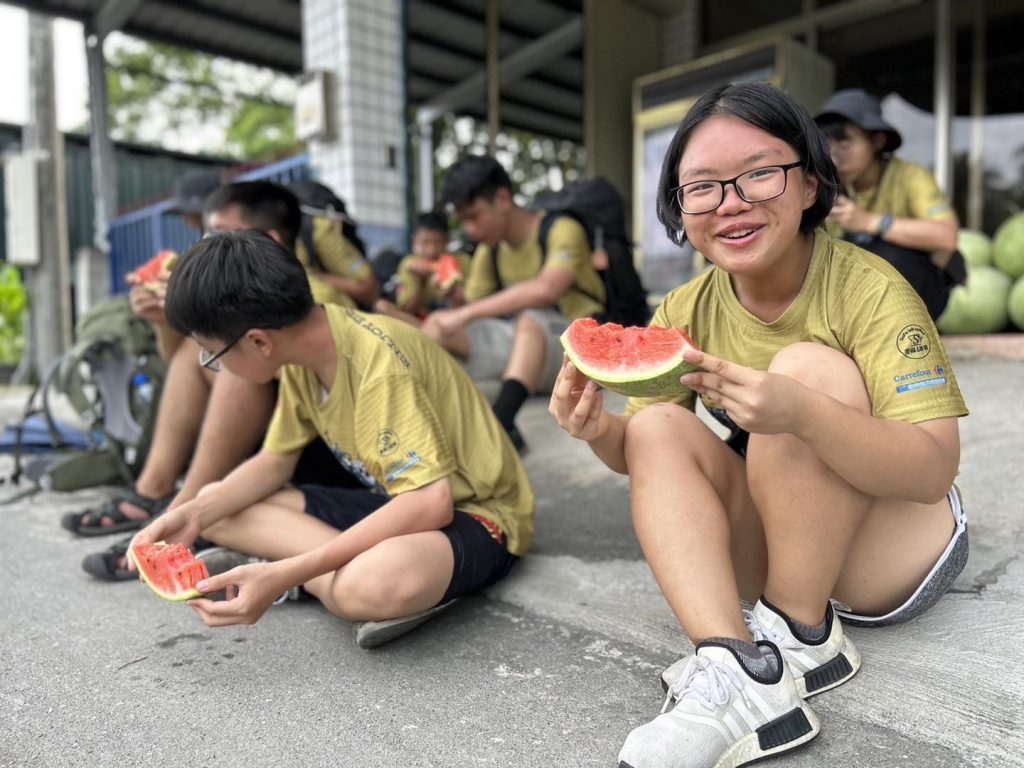 早上在黎明紅茶飽餐一頓補足元氣後，出發解任務囉!線索是Toyota 車站旁的建築物，幸運遇到熱心的路人幫忙迅速破解第一個線索－原來是豐田車站旁的「五味屋」。原本以為就此一帆風順的向前進，殊不知困難接踵而來，因團隊行走速度不一而吵架、有人中暑、腳痛，時間一直在走，青草們需要找到讓團隊繼續向前行的方法。雖然因為前面的困難delay到後面的行程，但每次遇到困難都是讓團隊成長的機會，相信在接下來的幾天我們會培養出更好的默契。 | 小草書屋∞青草職能學苑