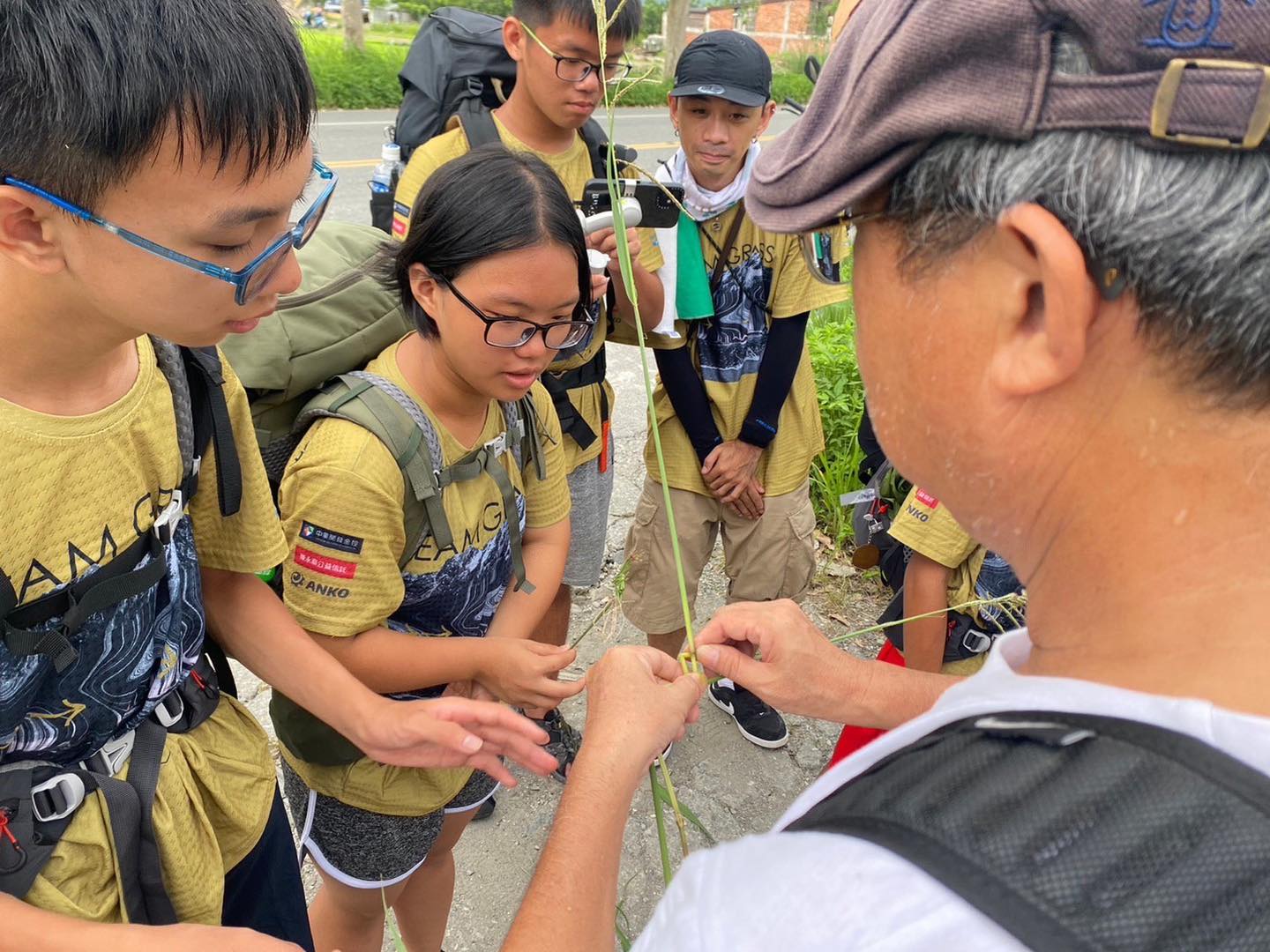 「有吃又有喝！一定要去的啊！」在前往北回歸線的路途中，一位自稱呂大哥的路人攔下行進中的青草們，邀約大家一起參與娜魯灣部落的豐年節活動！青草從一開始的錯愕陌生，到後來的跳舞同歡，恰恰實現了我們「融入在地文化」的壯遊目標！「這樣～再這樣～你們看！一隻鳥就折好了」林三元老師的編草教學，不僅成功使孩子們目不轉睛，更是讓在場的老師及實習生們驚聲連連。 | 小草書屋∞青草職能學苑