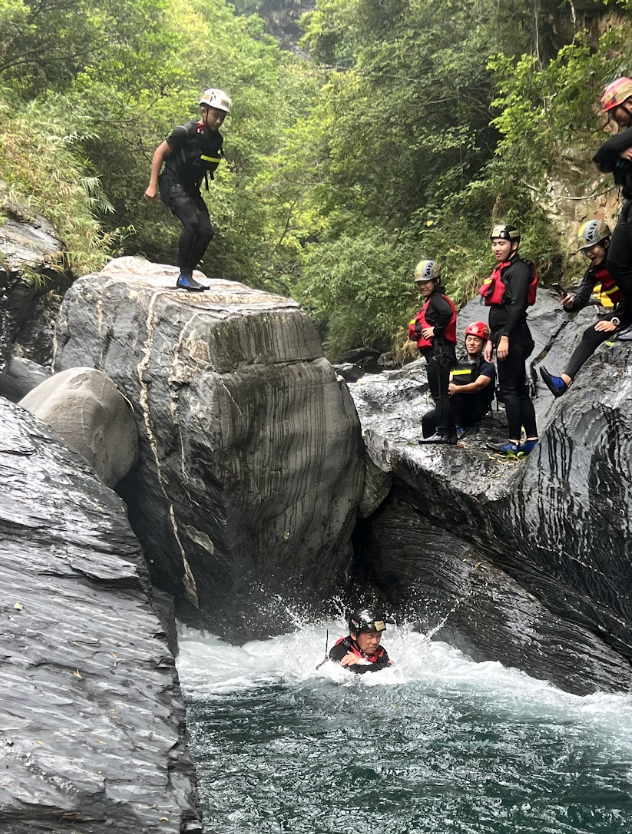 暑假期間，青草的師生們一起進行登山、環島走路、溯溪體驗等行程。在青草，學生要能夠好好說清楚一件事情並不容易，更不用提上台分享。因此，老師們透過每個禮拜五、六的時間帶學生回顧暑假期間參與的各項活動，讓學生從過去的活動中挑出自己最有感的照片、整理出自己這段過程中最想分享的文字，將這些照片與文字透過簡報的方式進行呈現，這又是一個新的挑戰。 | 小草書屋∞青草職能學苑