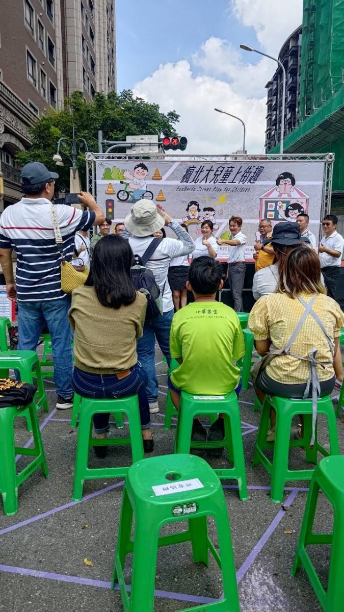 今年小草擔綱最多次的擺攤小攤主，到圓山花博的哈佛市集、三鶯交界客家文化園區的山客生活交換旅所市集與北大特區大義路封街的瘋北大兒童上街趣，參與三場活動擺攤，體驗了販賣餅乾與馬賽克磁磚拼貼教學，還有擔任攤主出席主辦單位的開場。 | 小草書屋∞青草職能學苑