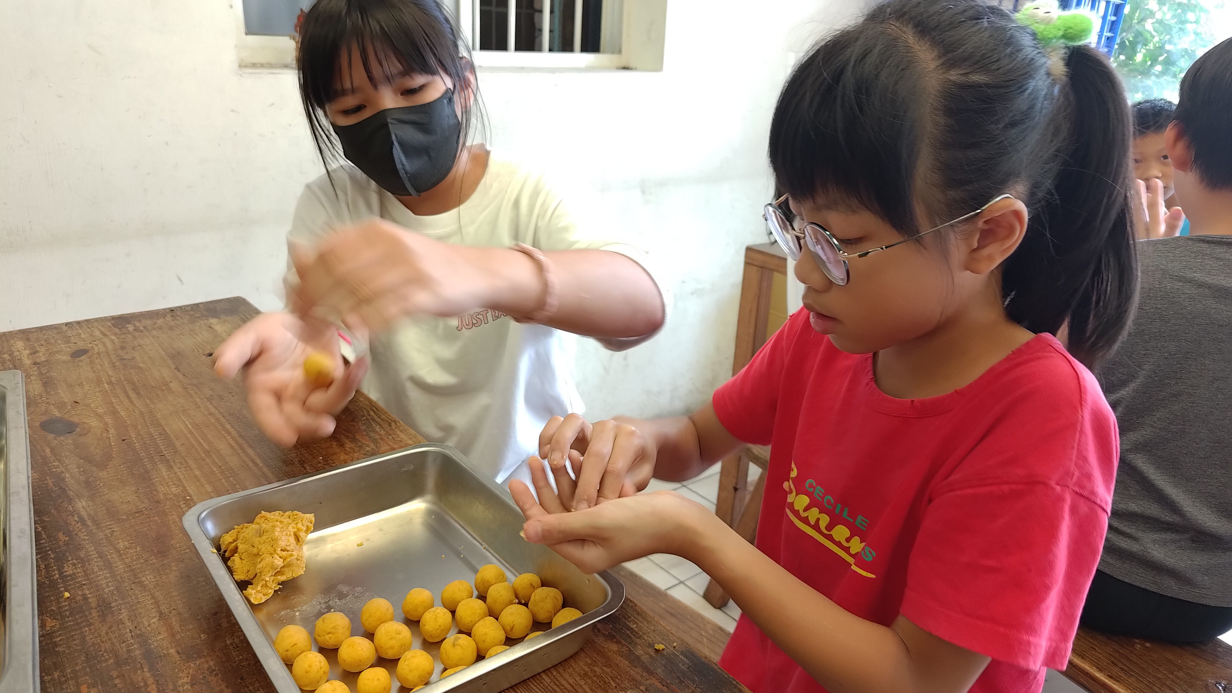 這學期的主軸是：「台式下午茶」猜猜，我們會端出麼美食呢？QQ地瓜球之粉的世界帶著孩子認識地瓜球的原料：地瓜、粉、糖，茶之俳句要會泡茶，先來認識茶葉和茶具！我們一起從烘焙的不同程度來辨識茶的外觀、泡出來的茶色，迷你虎咬豬刈包，很台灣味的食物，香甜的外皮配上入口即化的滷三層肉以及畫龍點睛的香料和調味，最台式的下午茶之旅，離開張日越來越近囉！ | 小草書屋∞青草職能學苑