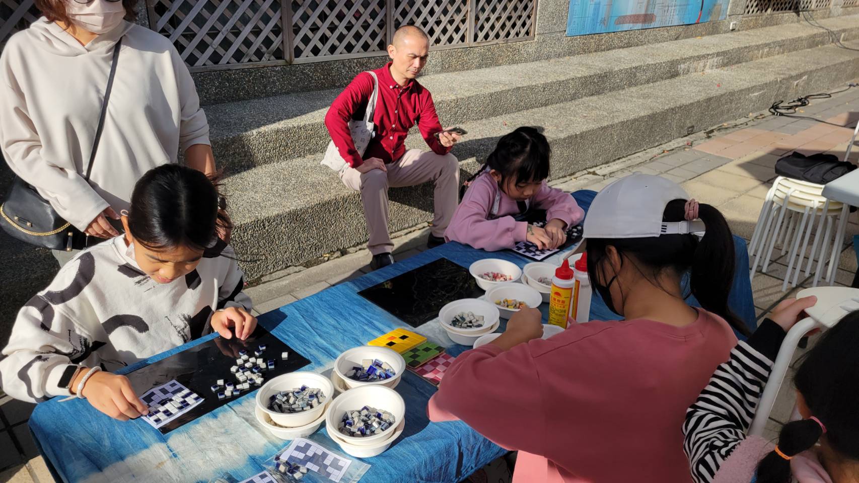 今年小草擔綱最多次的擺攤小攤主，到圓山花博的哈佛市集、三鶯交界客家文化園區的山客生活交換旅所市集與北大特區大義路封街的瘋北大兒童上街趣，參與三場活動擺攤，體驗了販賣餅乾與馬賽克磁磚拼貼教學，還有擔任攤主出席主辦單位的開場。 | 小草書屋∞青草職能學苑