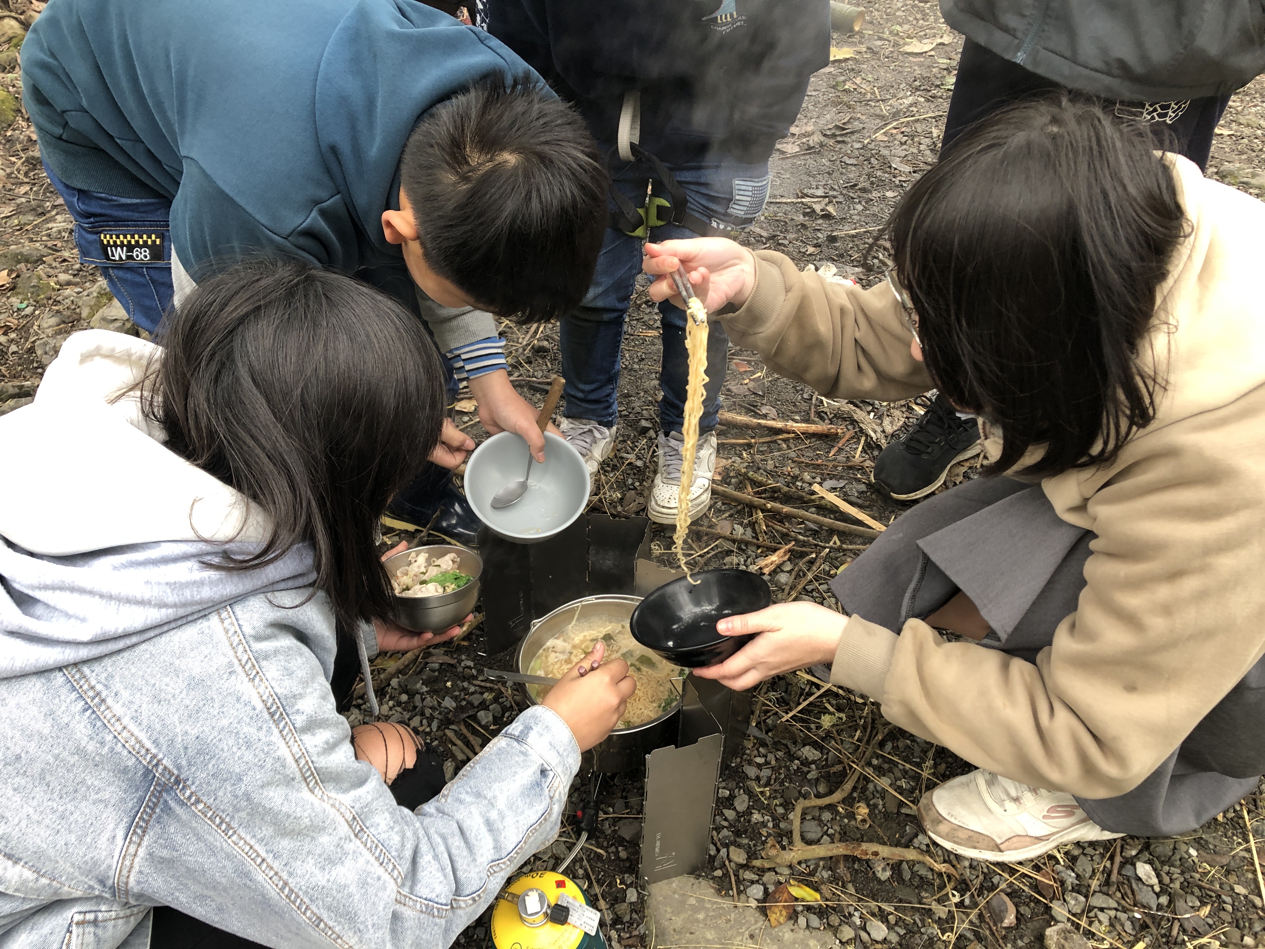 不管天氣變得多冷，我一們一點也不怕，甚至總想要到外頭玩耍一番，我們也到溪河邊觀察自然生態，認識各種魚類和鳥類，並記錄下牠們的生活習性，更親近我們所在的自然環境。大溪分部的後院，歷經多次的整理與維護，現在擁有一片大草地，而這個寒假我們繼續將後院建造成更適宜食農教育的場地。在這個寒假，孩子們不當沙發馬鈴薯，而是選擇走出戶外，我們不僅可以在這些地方玩耍，同時也能夠在這些場域學習！ | 小草書屋∞青草職能學苑