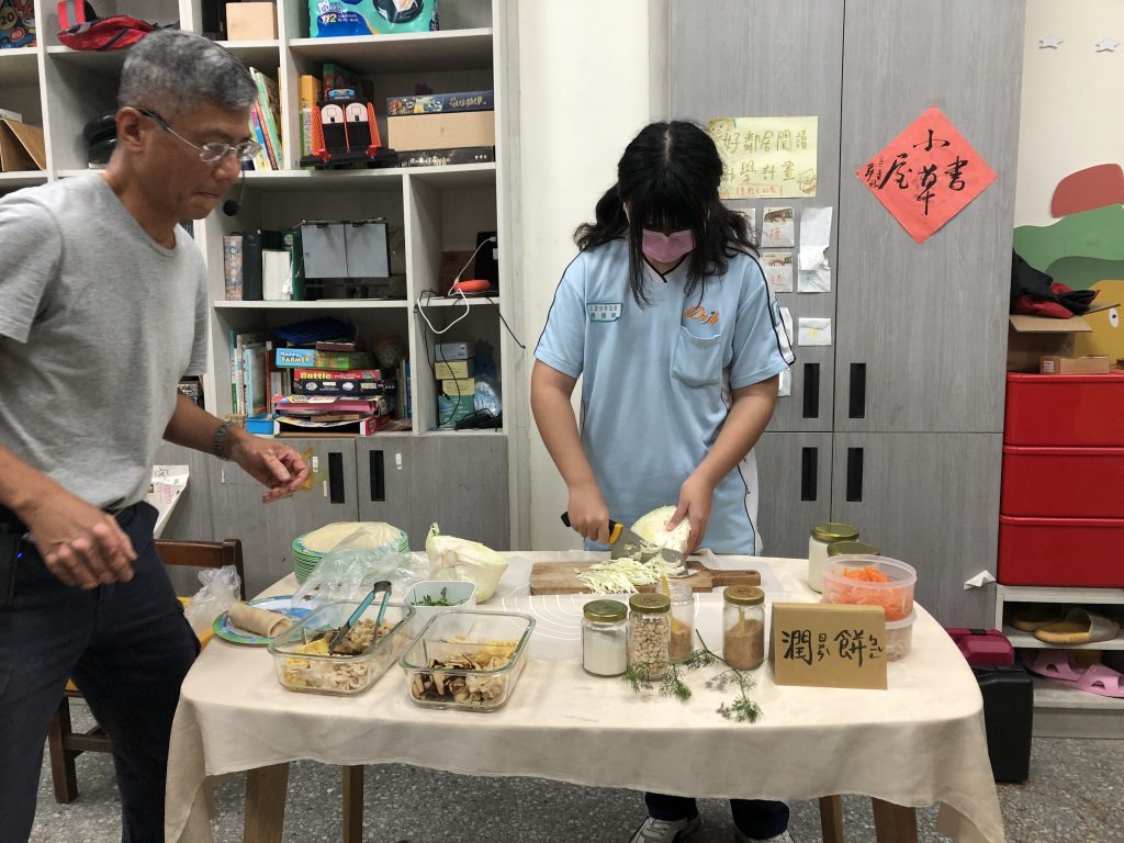 清明節吃什麼？4月到來，也意味著即將要清明節了，當老師一提到「清明」兩個字時，孩子們馬上聯想到的是「放假！」還有「掃墓」，沒錯！清明節當天會讓大家放假可以回家掃墓祭祖，然而老師又問孩子們說「那你們知道清明節要吃什麼東西呢？」，「刈包」、「肉粽」、「炒飯」孩子們各種五花八門的答案此起彼落的出現。這時老師說答案是「潤餅」才對！因為相傳古時候的這段期間，百姓禁止生火煮炊，只能事先準備好食物，而潤餅就是其中一種流傳下來的食物。 | 小草書屋∞青草職能學苑