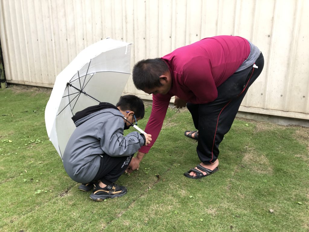 用生命影響生命 在書屋的日常生活中，不論是「人」還是「物」都影響著孩子們的生命，像是孩子除了擁有老師的陪伴以外，也有很多關愛著書屋的志工與家長們，這群人運用額外的時間來到書屋，實際與孩子們交流互動；另外，還有許多富有善心的單位，透過物資的捐贈，提供孩子們成長過程所需要的東西。接著就讓我們一起來看看，究竟這些人與物是如何影響著孩子！ | 小草書屋∞青草職能學苑