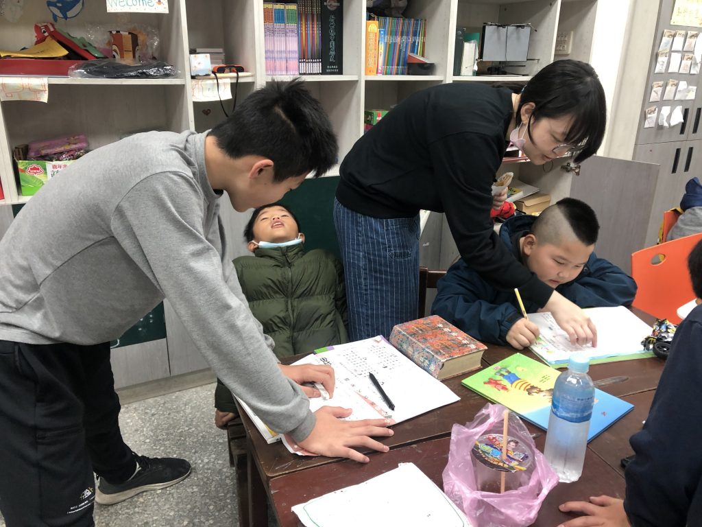 用生命影響生命 在書屋的日常生活中，不論是「人」還是「物」都影響著孩子們的生命，像是孩子除了擁有老師的陪伴以外，也有很多關愛著書屋的志工與家長們，這群人運用額外的時間來到書屋，實際與孩子們交流互動；另外，還有許多富有善心的單位，透過物資的捐贈，提供孩子們成長過程所需要的東西。接著就讓我們一起來看看，究竟這些人與物是如何影響著孩子！ | 小草書屋∞青草職能學苑