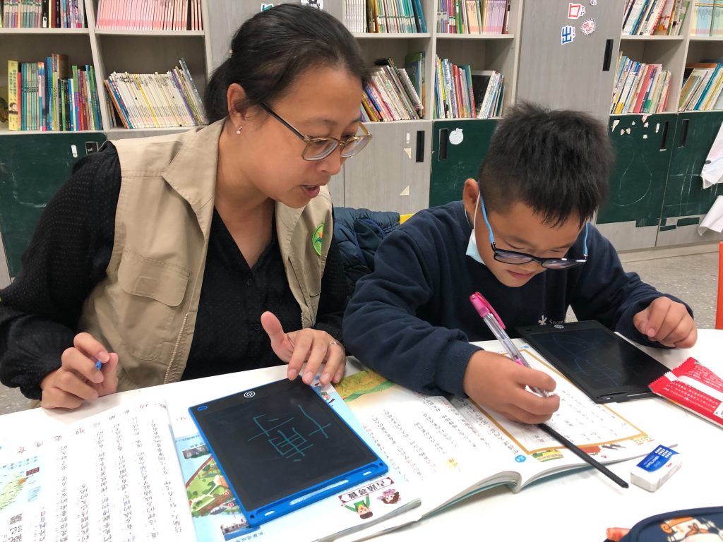 用生命影響生命 在書屋的日常生活中，不論是「人」還是「物」都影響著孩子們的生命，像是孩子除了擁有老師的陪伴以外，也有很多關愛著書屋的志工與家長們，這群人運用額外的時間來到書屋，實際與孩子們交流互動；另外，還有許多富有善心的單位，透過物資的捐贈，提供孩子們成長過程所需要的東西。接著就讓我們一起來看看，究竟這些人與物是如何影響著孩子！ | 小草書屋∞青草職能學苑