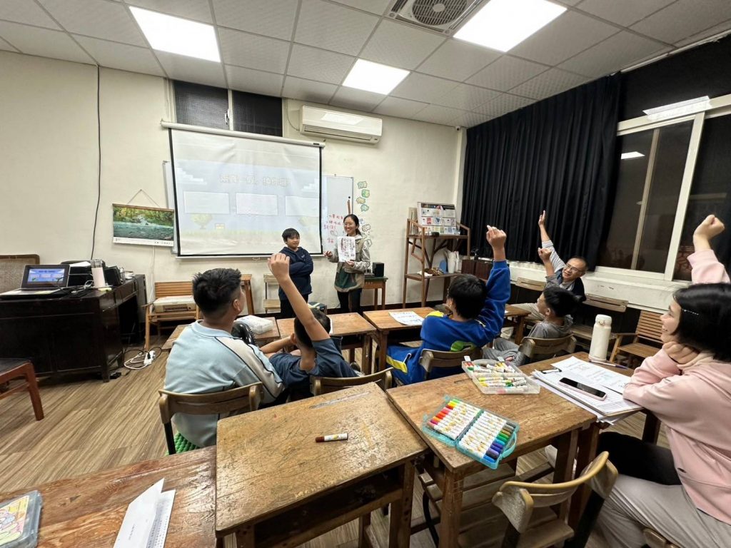 新的一學期開始了，大溪書屋用一場超有趣的**「兩真一假」**遊戲，讓大家熱身、彼此熟悉！這樣的活動讓新學期的氣氛變得輕鬆有趣，也讓孩子們在遊戲中學會觀察與傾聽，更快融入這個充滿溫暖與陪伴的大家庭。🌱💬 我們期待未來的日子裡，孩子們能在這裡自在學習、勇敢表達、開心成長！ | 小草書屋∞青草職能學苑