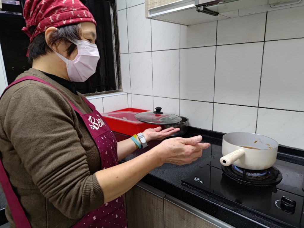 在小草書屋大溪分部，每天的飯菜不僅是填飽孩子們的肚子，更是充滿愛的滋養。這份溫暖，來自我們親切又細心的廚房阿姨-美雲阿姨，這在五年間，阿姨總是用最美味的料理，讓孩子們在放學後感受到家的溫暖，也征服孩子的胃。這位陪伴孩子們成長的美雲阿姨，如今將退休，結束她多年來在書屋的日子。得知這個消息後，孩子們動手寫下祝福的卡片，寫上對阿姨的感謝，來表達心中的不捨與感激。 | 小草書屋∞青草職能學苑