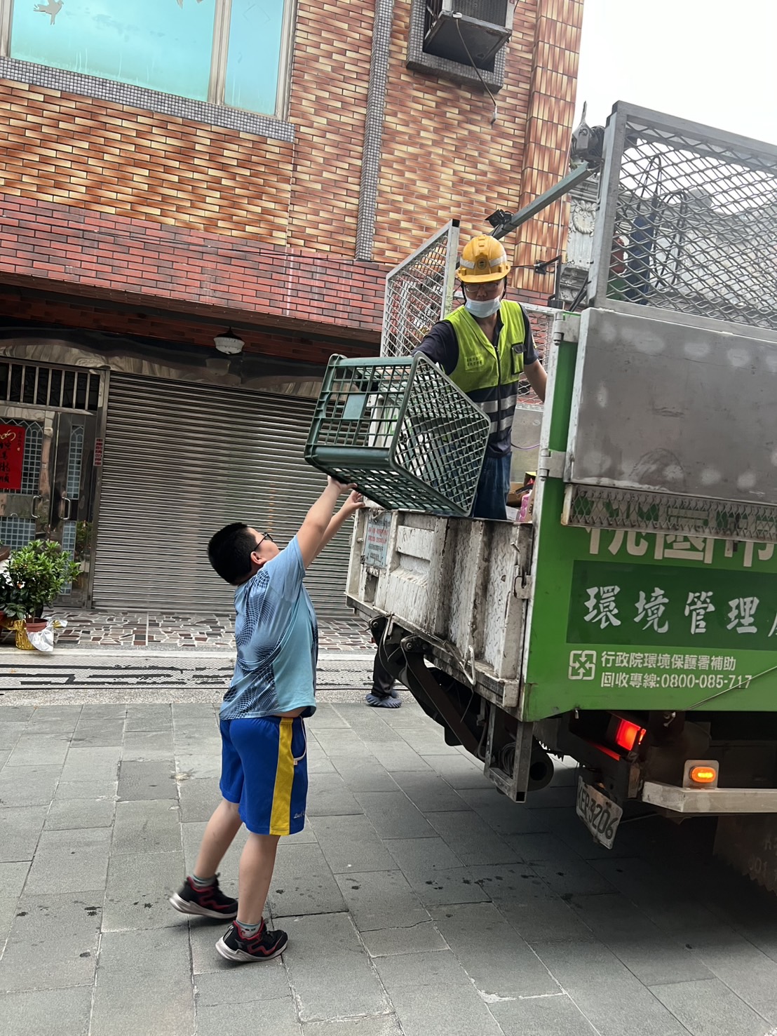 每天傍晚大約六點，在大溪小草書屋，總會出現一場不太起眼，卻讓人感到溫暖的日常儀式。孩子們會輪流組成「倒垃圾小隊」，出任務去倒垃圾、倒廚餘、以及回收桶。他們會彼此提醒：「欸快六點了，要倒垃圾囉！」在拿起回收瓶罐的那一刻、在廚餘桶裡分類時的、在孩子主動說出一句「我可以幫忙！」這些點滴，都是令人感動的幾個瞬間。 | 小草書屋∞青草職能學苑