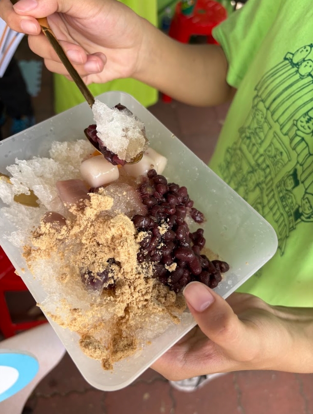 在這個熱情的初夏，來自新北三峽的孩子們，為了完成屬於他們的夢——單車環島，決定用自己的方式賺取圓夢的旅費。他們南下台南，站上市集的街道，頂著豔陽、帶著汗水，用自己雙手學來的技藝，一筆一劃刻出夢想的形狀。從木雕、金工，到按摩課程，這些技能曾經只存在教室裡的練習，如今走進了真實世界的市集。 | 小草書屋∞青草職能學苑