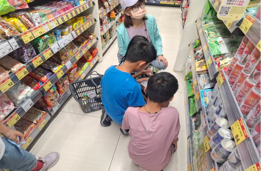 小草書屋孩子們在超市採買食材