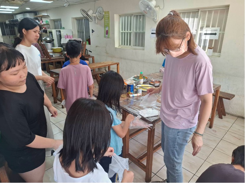 孩子們戴手套備料