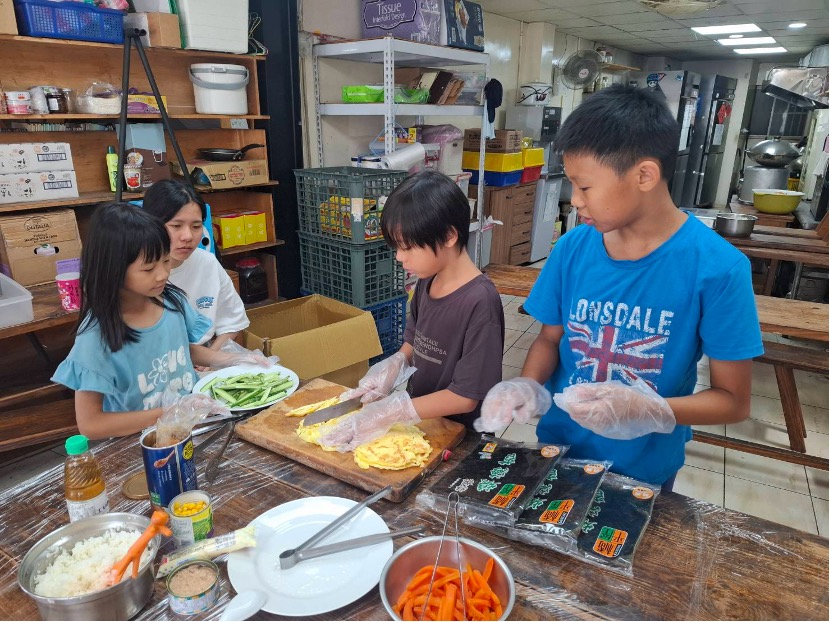 孩子們切紅蘿蔔蛋絲小黃瓜等飯糰餡料