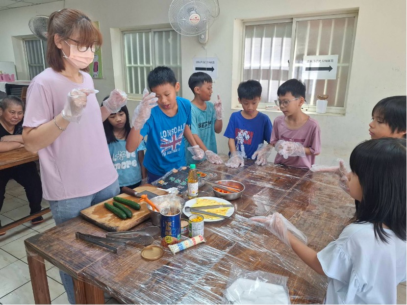 老師說明包飯糰步驟