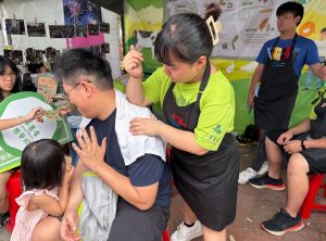陽光曬退了人群，卻曬不退孩子的「勇氣」